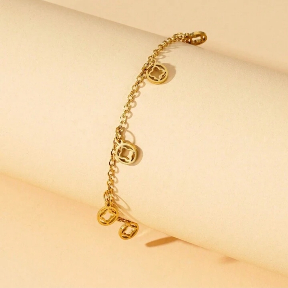💛💛NEW💛💛 CUTE!! 18kt Gold Plated over SS Hollow Cut Clover Bracelet - Picture 2 of 16